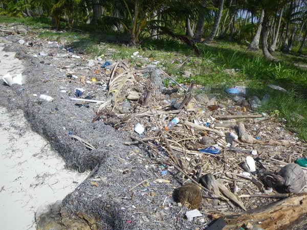 Es gibt leider ein großes Müllproblem auf den Luvseiten der Inseln