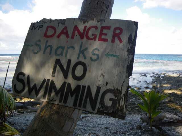 Warnschild am Haifischfütterplatz